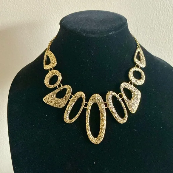 Chic Gold Textured Necklace - Picture 1 of 2